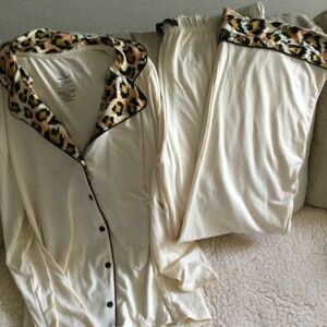 Baby Phat 🎈 NWT Gorgeous pajama set silky soft (size Large)